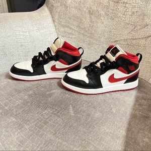 Jordan 1 white gym red black sneaker size 2Y